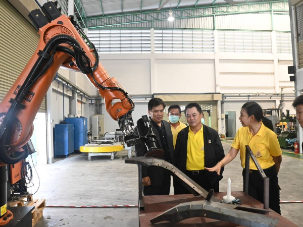 ปลัดฯ กอบชัยเยี่ยมชมโรงงานประกอบหุ่นยนต์ จ.สมุทรปราการ