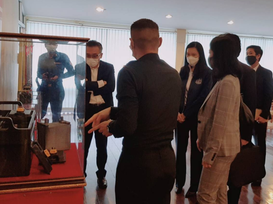 รองปลัดฯ เยี่ยมชมกิจการ “โรงงานแบตเตอรี่ทหาร
