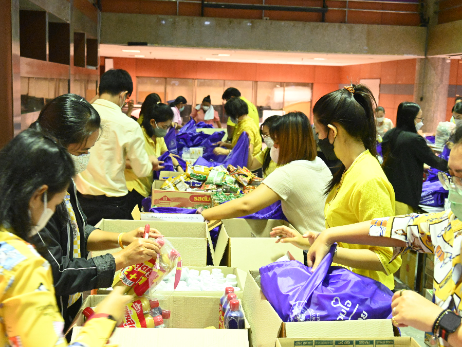 ก.อุตฯ รวมใจแพคถุงยังชีพสิ่งของอุปโภค บริโภค เพื่อนำไปช่วยเหลือผู้ประสบอุทกภัย