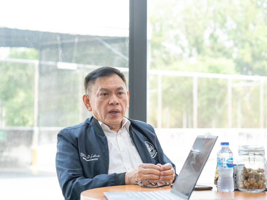 ที่ปรึกษารัฐมนตรี ก.อุตฯ สุชาติ เยี่ยมชมฟาร์มกัญชงกัญชาที่มีมาตรฐานการรับรอง GAP/ GACP ของ บริษัท แอมเบอร์ ฟาร์ม จำกัด