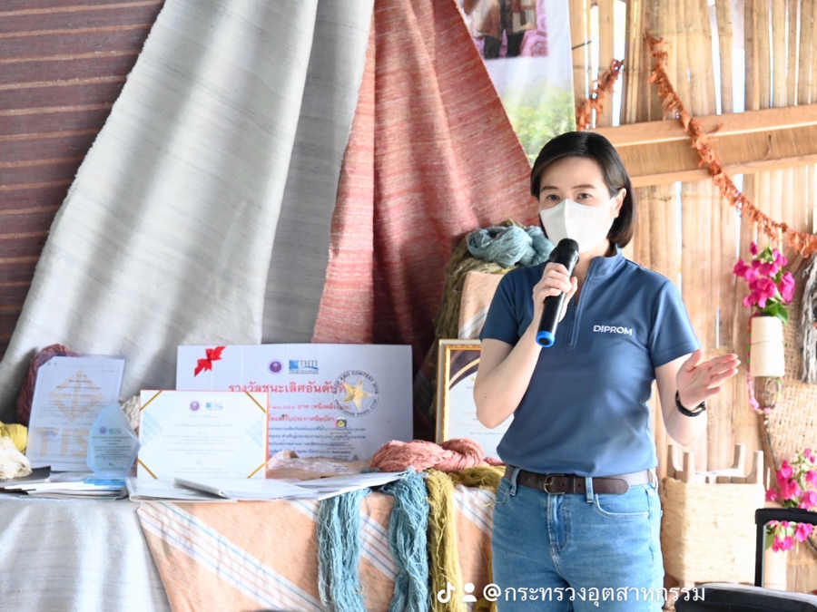รองปลัดฯ ณัฏฐิญา ลงพื้นที่กลุ่มทอผ้าบ้านหนองหญ้าปล้อง จ.ขอนแก่น ติดตามการพัฒนาผ้าไหมไทยร่วมสมัย