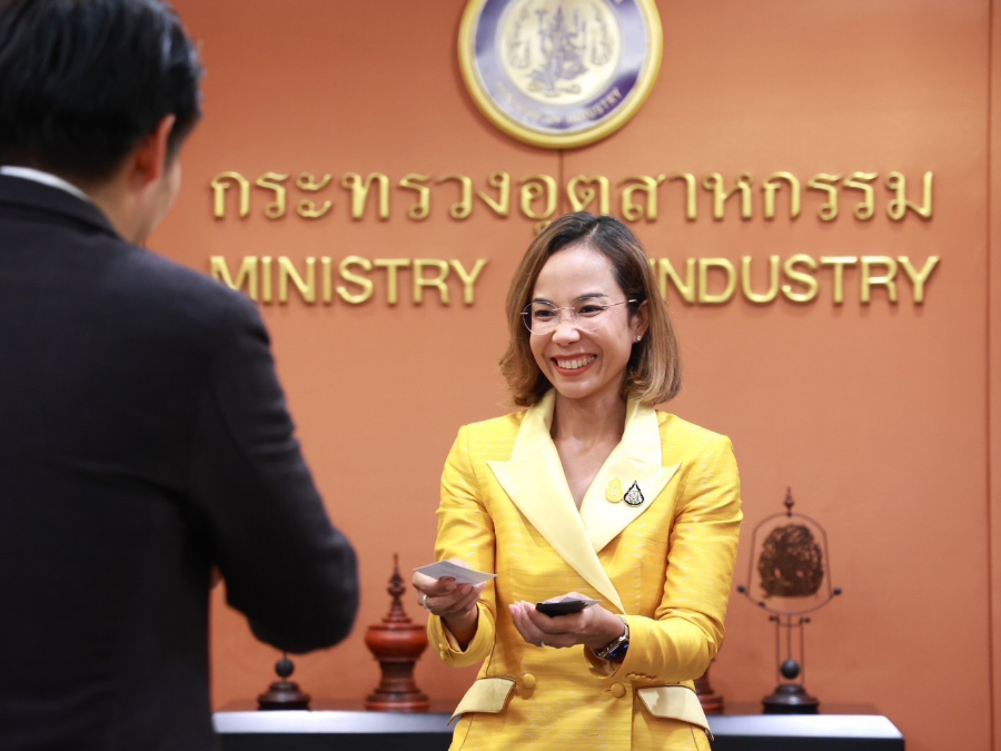 รัฐมนตรีฯ พิมพ์ภัทรา รับมอบผลิตภัณฑ์ส่องสว่างจาก 