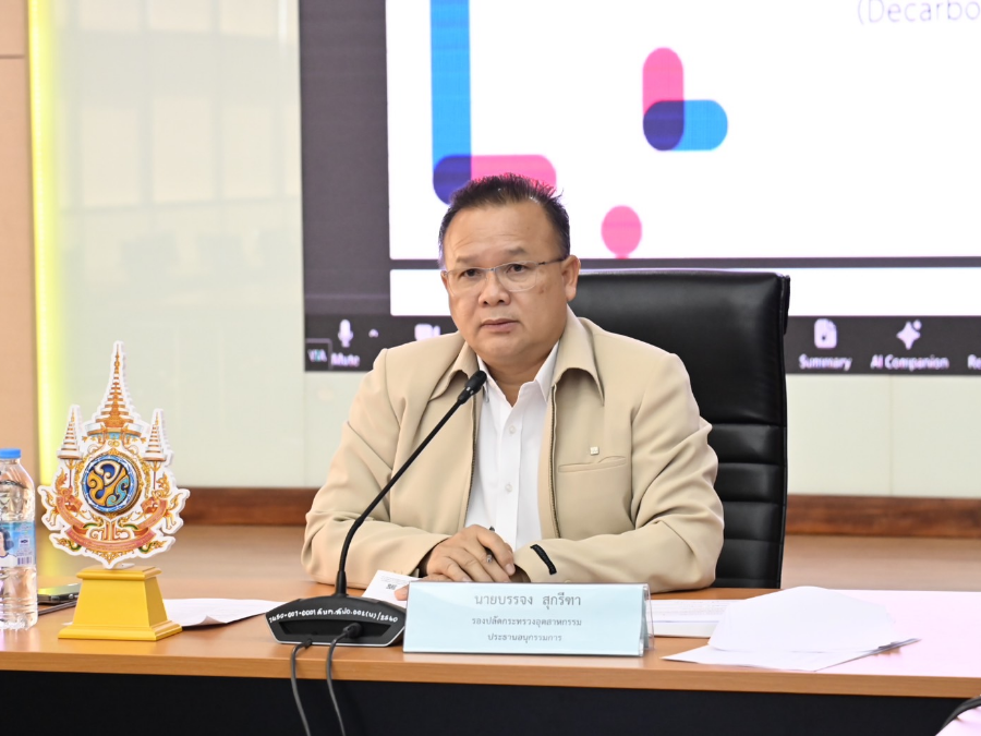 รองปลัดฯ บรรจง นั่งหัวโต๊ะ พิจารณาคุณสมบัติของผู้ประกอบการเอสเอ็มอีที่ยื่นขอสินเชื่อโครงการลดโลกร้อน (กรุงเทพมหานคร)