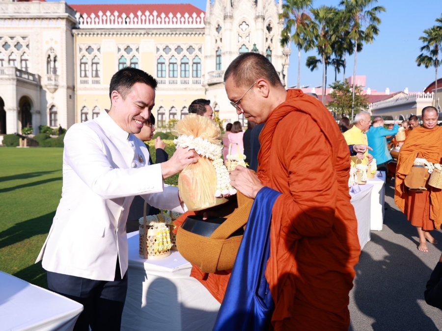 รัฐมนตรีฯ เอกนัฏ ทำบุญตักบาตรขึ้นปีใหม่ 2568 ณ ทำเนียบรัฐบาล เพื่อความเป็นสิริมงคล