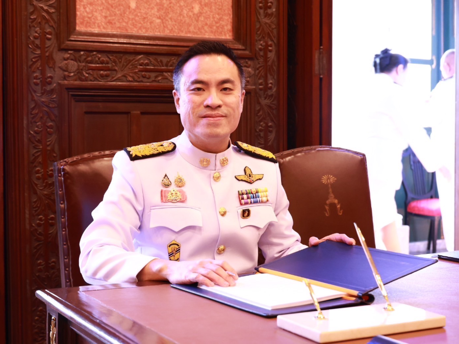 รัฐมนตรีฯ เอกนัฏ ลงนามถวายพระพรชัยมงคล พระบาทสมเด็จพระเจ้าอยู่หัว และสมเด็จพระนางเจ้าฯ พระบรมราชินี เนื่องในโอกาสขึ้นปีใหม่ 2568