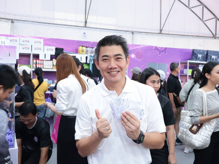 รองปลัดฯ ภาสกร มอบรางวัลแก่ผู้โชคดี ในร้านกาชาดกระทรวงอุตสาหกรรม