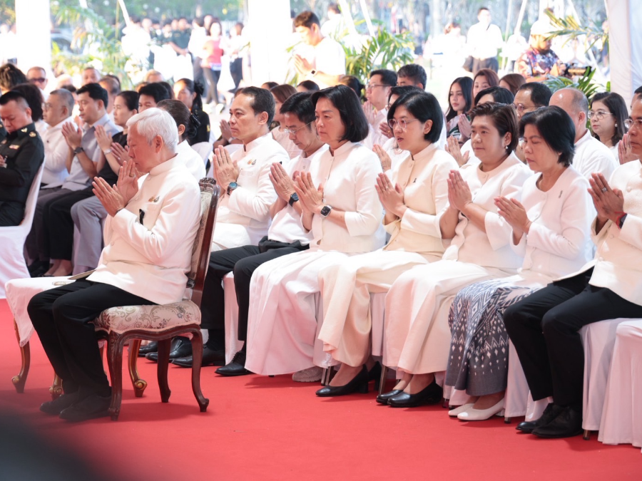 รองปลัดฯ ดวงดาว ร่วมพิธีเจริญพระพุทธมนต์และพิธีทำบุญตักบาตร เนื่องในวันมาฆบูชา
