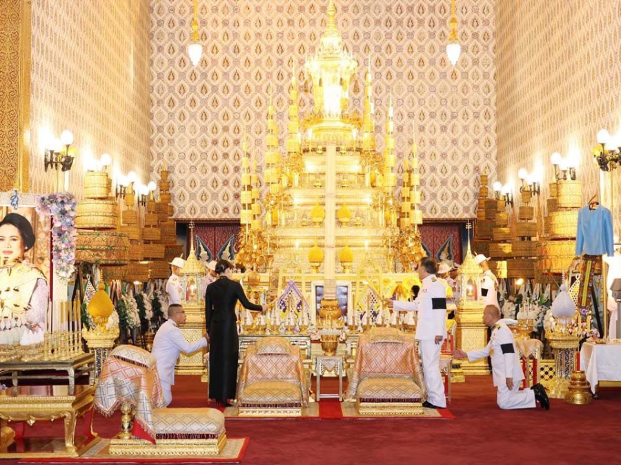 รองปลัดฯ สุนทร เฝ้ารับเสด็จ พระบาทสมเด็จพระเจ้าอยู่หัว และสมเด็จพระนางเจ้าฯ พระบรมราชินี เสด็จพระราชดำเนินไปในพิธีบำเพ็ญกุศลทักษิณานุปทาน (กงเต๊ก)