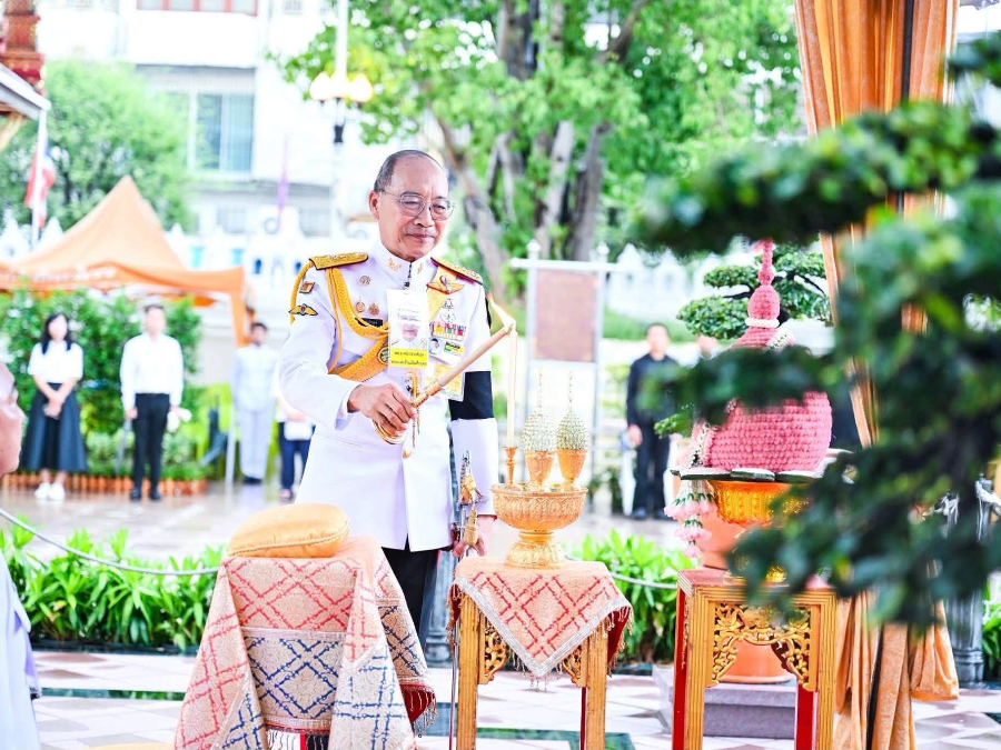 ผู้ตรวจฯ วัชรุน เฝ้ารับเสด็จ พลเอก พระวรวงศ์เธอ พระองค์เจ้าเฉลิมศึกยุคล ในพิธีบำเพ็ญพระราชกุศล ตามพระดำริสมเด็จพระอริยวงศาคตญาณ สมเด็จพระสังฆราช