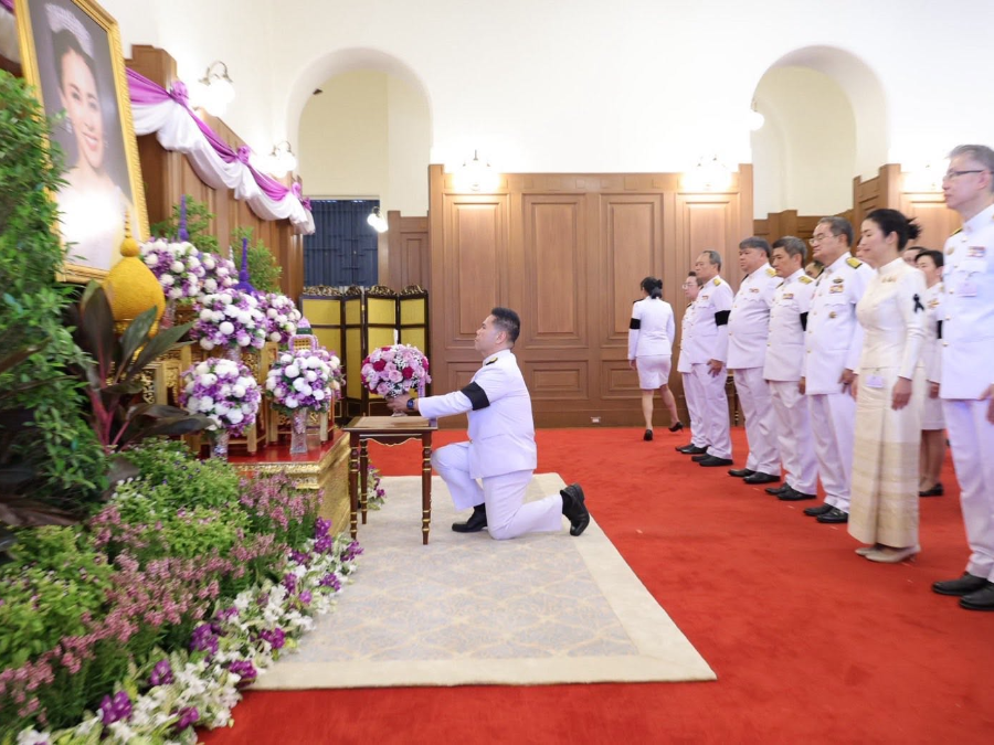 กระทรวงอุตสาหกรรม ทูลเกล้าถวายแจกันดอกไม้ และลงนามถวายพระพรสมเด็จพระนางเจ้าฯ พระบรมราชินี เนื่องในโอกาสพระราชพิธีมหามงคลเฉลิม พระชนมพรรษา 4 รอบ
