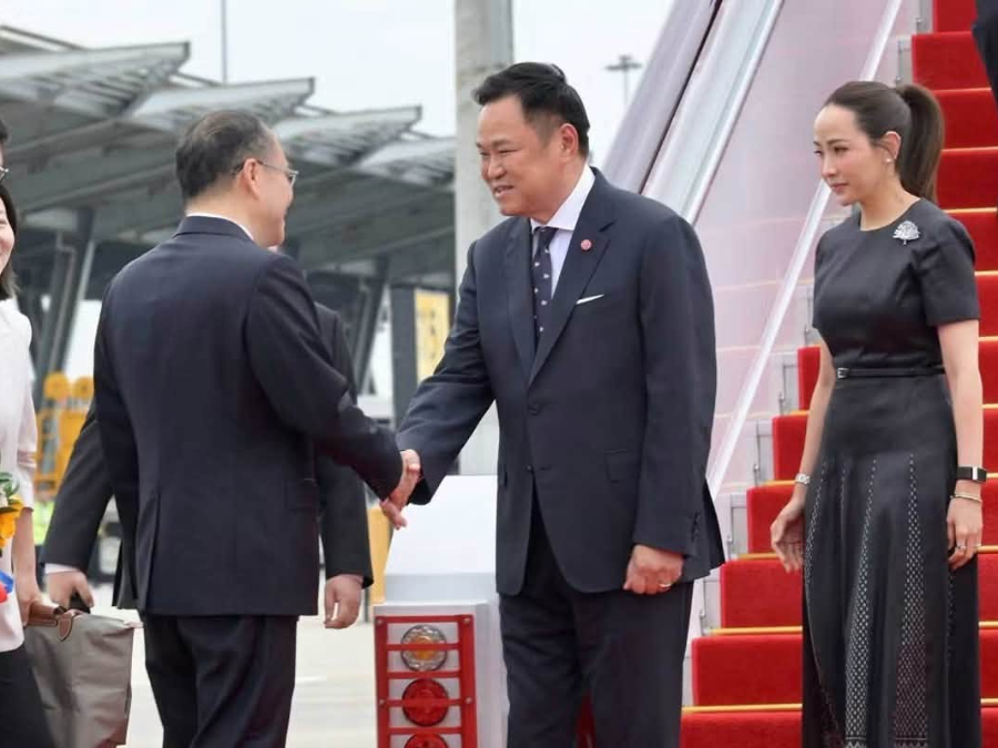 นายวราวุธ ศิลปอาชา รัฐมนตรีว่าการกระทรวงอุตสาหกรรม ร่วมคณะนายอนุทิน ชาญวีรกูล นายกรัฐมนตรี