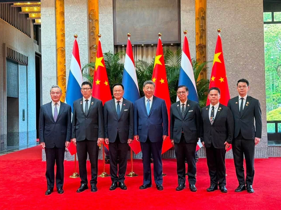 นายวราวุธ ศิลปอาชา รัฐมนตรีว่าการกระทรวงอุตสาหกรรม ร่วมคณะนายอนุทิน ชาญวีรกูล นายกรัฐมนตรี